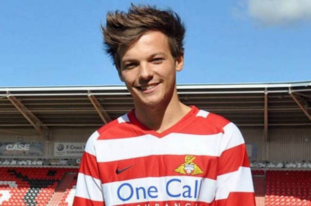 Δείτε τον τραγουδιστή που...τρελαίνει τα κορίτσια να παίζει ποδόσφαιρo