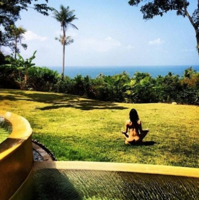 Δεν ήθελε σημάδια από τον ήλιο και έκανε ηλιοθεραπεία ολόγυμνη