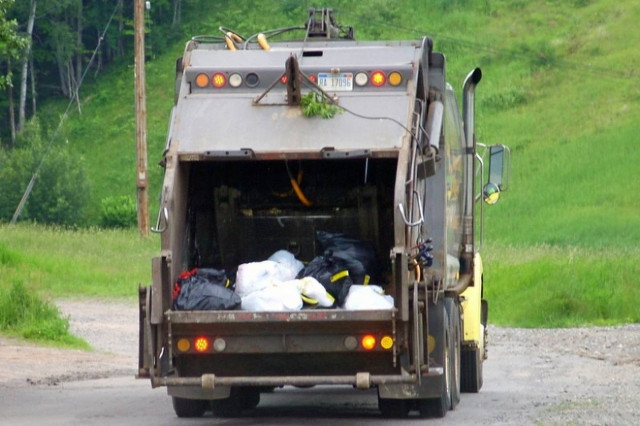 Βρήκαν στα σκουπίδια ένα... θησαυρό και τον επέστρεψαν! (vid)