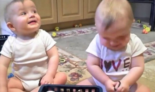 Ξεκαρδιστικό! Τα διδυμάκια μιμούνται το φτέρνισμα του μπαμπά τους