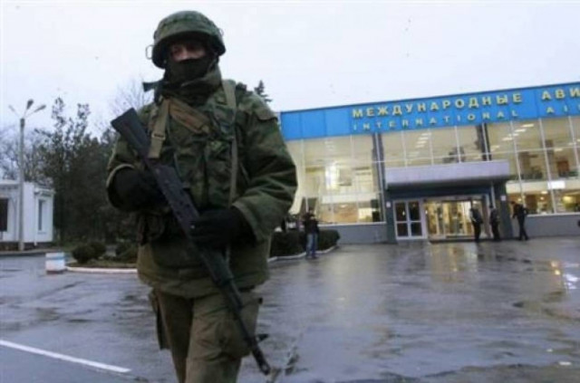 Crimea: Russian soldiers seized the military airport