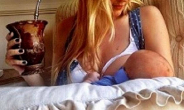 Το τοπ μόντελ θηλάζει το μωρό της και δεν είναι η Ζιζέλ!