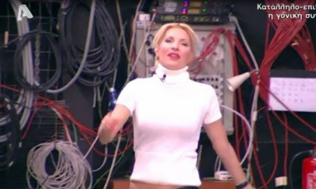 Τρέχοντας μπήκε η Ελένη στο πλατό, σηκώθηκε η μπλουζίτσα και φάνηκε…