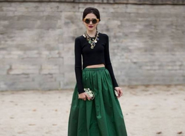 Μπορώ να συνδυάσω σμαραγδί φούστα με καφέ πλατφόρμες και μαύρο τοπ