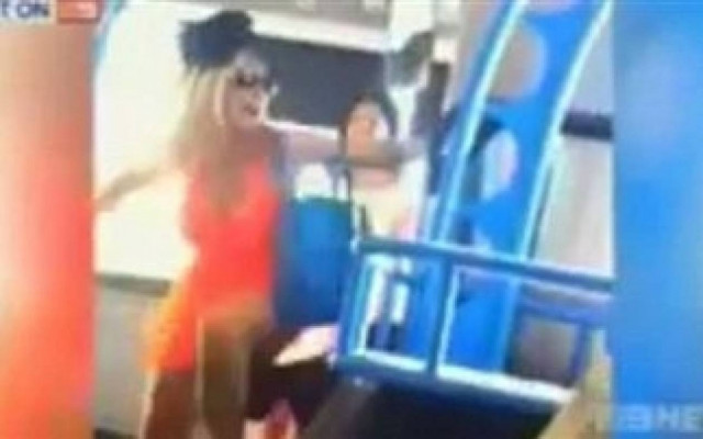 Βίντεο: Ρατσιστική επίθεση από δυο κοπέλες κατά ηλικιωμένου