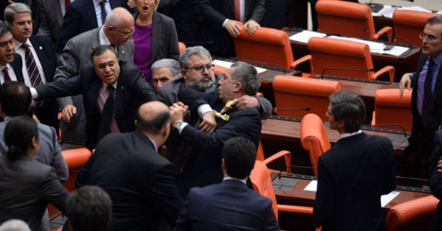 Νέος κύκλος ρινγκ στη Βουλή της Τουρκίας