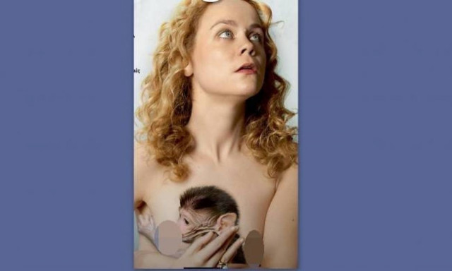 Η κόρη του Παπαληγούρα γυμνή, με πιθηκάκι να τη «θηλάζει» σε εξώφυλλο