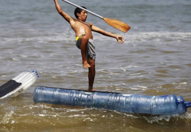 Σέρφαραν πάνω σε πλαστικά μπουκάλια (pic)