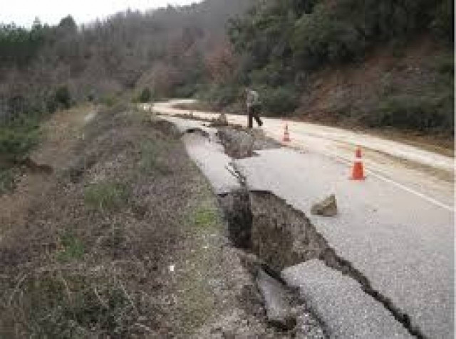 Ρήγμα στο δρόμο διέκοψε την κυκλοφορία στη Μεσσηνία