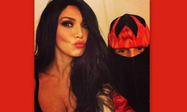 Η Ηλιάδη με μαύρα μαλλιά και σέξι μπούστο φωτογραφίζεται με το γιο της