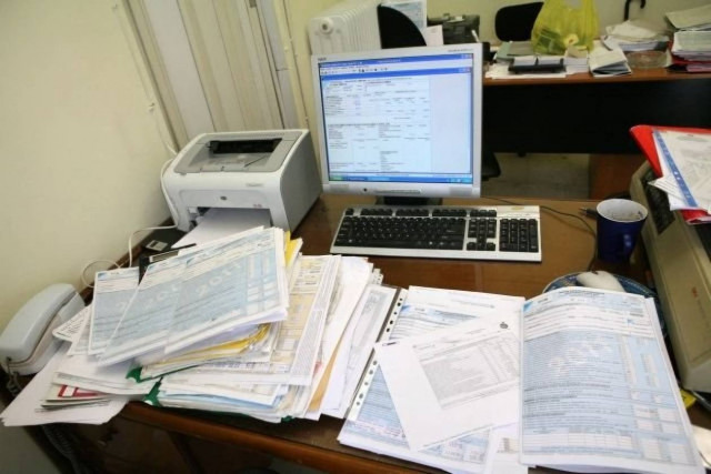 Δεν μιλάς μέσω e-mail με τον... Στουρνάρα; Έρχεται πρόστιμο!