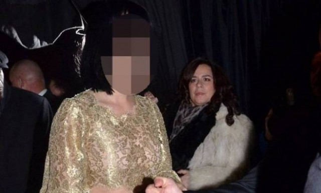 Πασίγνωστη τραγουδίστρια βοήθησε φίλη της να γεννήσει στο σαλόνι