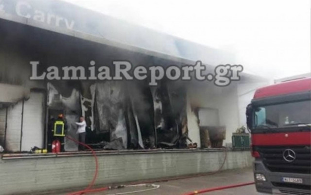 Στις φλόγες εργοστάσιο χαρτικών στη Λαμία