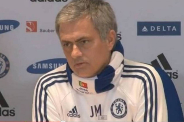 Τσέλσι: Ο Μουρίνιο εμφανίστηκε με κασκόλ με το όνομά του! (video)