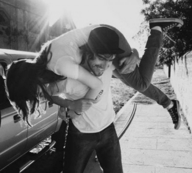 Μην το πείτε στα αγόρια! 14 σημάδια αποκαλύπτουν ότι την έχει πατήσει