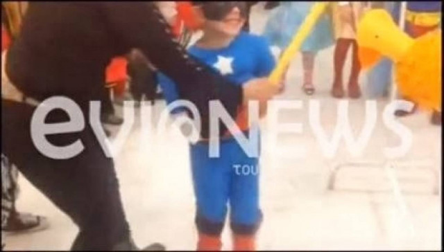 Μπόμπιρας μπέρδεψε την πινιάτα με την δασκάλα του!