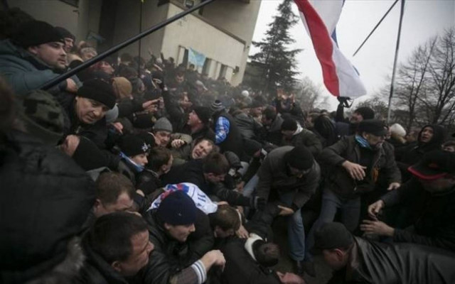 Κουκουλοφόροι με Καλάσνικοφ περιπολούν στην Κριμαία