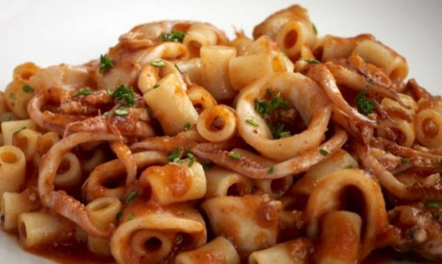 Συνταγή για πεντανόστιμο καλαμάρι με κοφτό μακαρονάκι