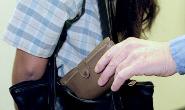 Σύλληψη 19χρονης που έκλεβε πορτοφόλια επιβατών