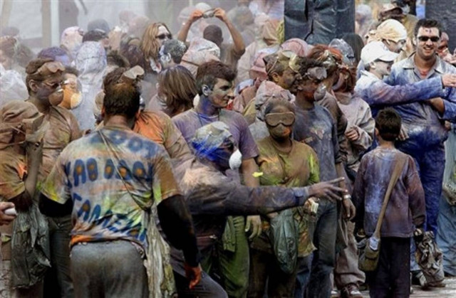 Καθαρά Δευτέρα: «Αλευρομουτζουρώματα» στο Γαλαξίδι