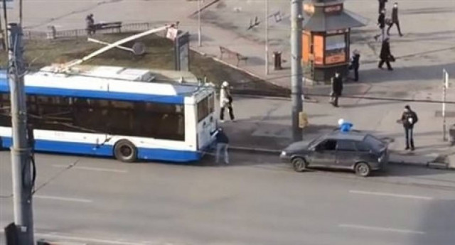 Η χειρότερη ρυμούλκηση αυτοκινήτου που έγινε ποτέ! (vid)