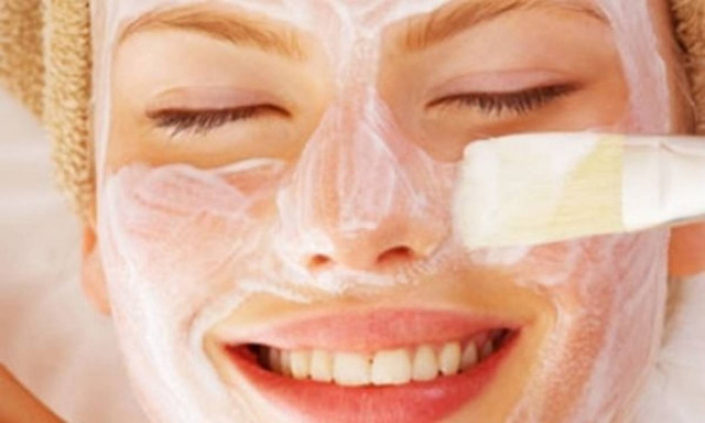 Κάντε το πρόσωπό σας να λάμψει με σπιτική μάσκα λεμονιού