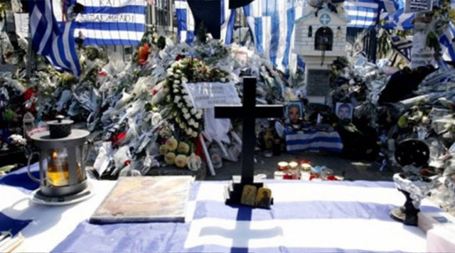 Έδιωξαν Κασιδιάρη - Παναγιώταρο από το μνημόσυνο των αστυνομικών