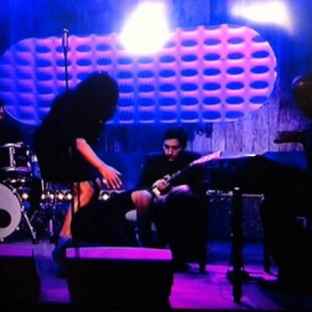 Ποια τραγουδίστρια κατέρρευσε επί σκηνής ενώ το κοινό συνέχισε να...