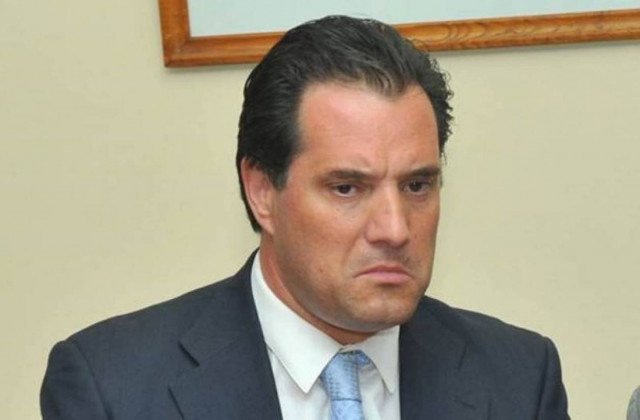 «Γιαούρτωσαν» τον Άδωνι Γεωργιάδη στη Σύρο (pic)