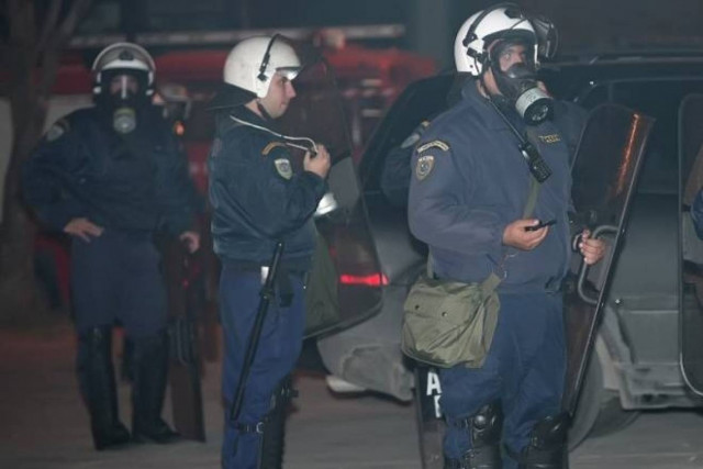 Επεισόδια και δακρυγόνα έξω από το «Γ. Καραϊσκάκης»