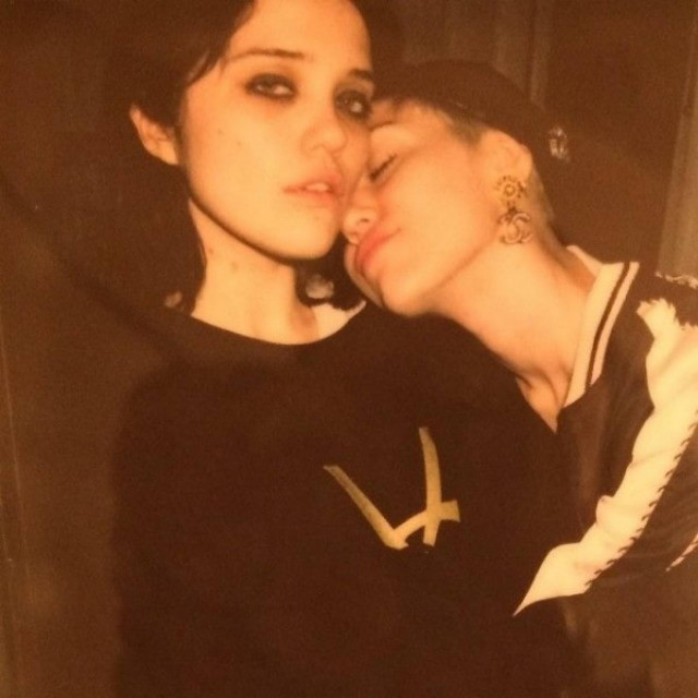 H Miley Cyrus και η Sky Ferreira λιώμα!