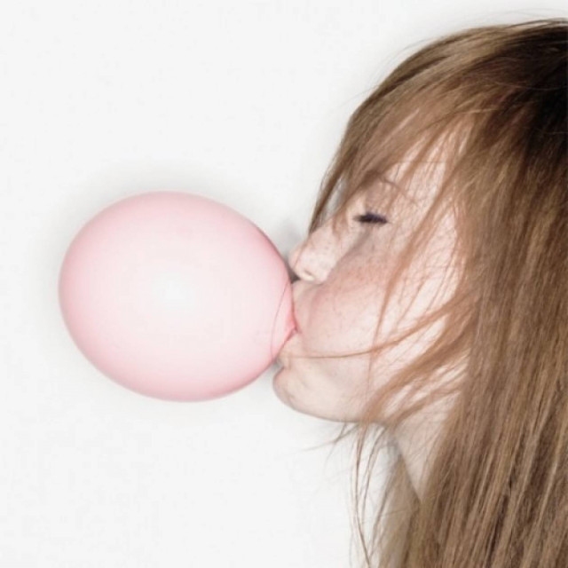 Κόλλησε τσίχλα στο αγαπημένο σας ρούχο; Ιδού η λύση!