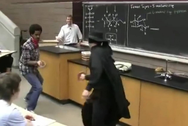 Η καλύτερη φάρσα που έγινε ποτέ σε ώρα μαθήματος (video)