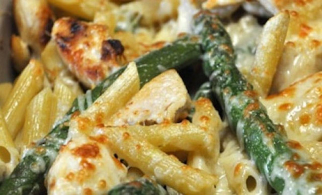 Πένες με κοτόπουλο και σπαράγγια: Απίστευτη νοστιμιά με λίγες θερμίδες