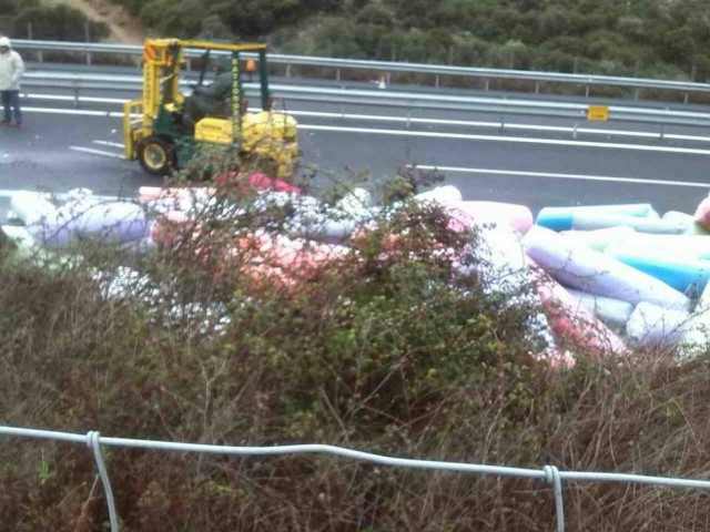 Ανατράπηκε νταλίκα στην Εγνατία Οδό (βίντεο)