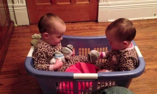 Απίστευτο! Τα διδυμάκια έπιασαν συζήτηση για κάλτσες μέσα στη...