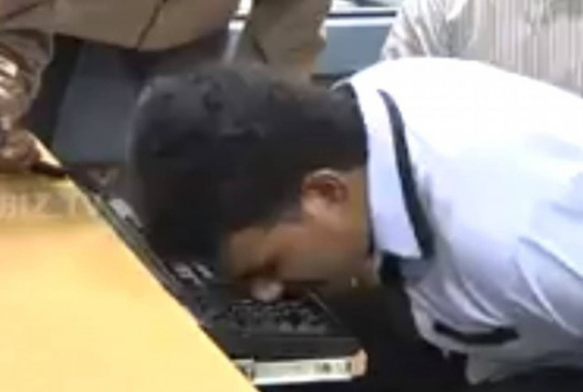 Ο πιο γρήγορος δακτυλογράφος αλλά όχι με τα χέρια!(Βίντεο)