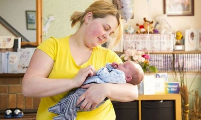 Πήγε στην τουαλέτα γιατί πονούσε η κοιλιά της και τελικά γέννησε!