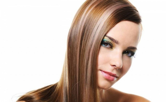 "Φυσικές" λύσεις για να κάνετε τα μαλλιά σας να λάμπουν