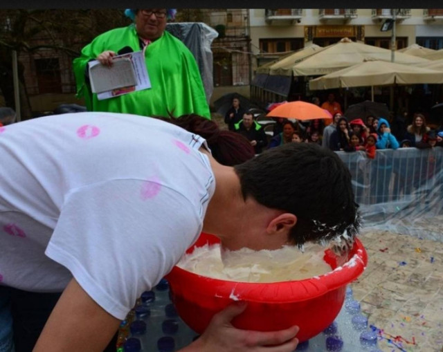 Στιγμιότυπο απο αποκριάτικες γιαουρτομαχίες στο Ναύπλιο