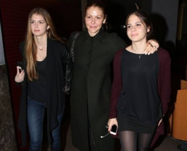 Η Τζένη Μπαλατσινού με τις κόρες της, επιλέγουν μαύρο και ξεχωρίζουν