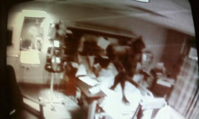 Σάλος με τη φωτό που δείχνει «Δαίμονα» στο κρεβάτι ασθενή που απεβίωσε