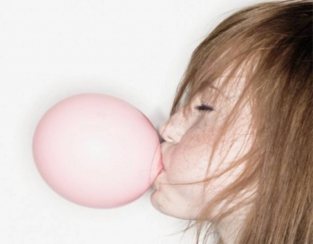 Κόλλησε τσίχλα στο αγαπημένο σας ρούχο; Ιδού η λύση!