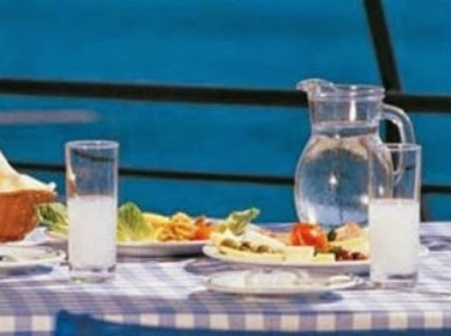 Το ήξερες; Γιατί το ούζο αλλάζει χρώμα μόλις του ρίξουμε νερό;