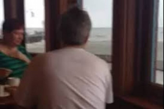 Βίντεο: Δείτε τι τους συνέβη την ώρα που έτρωγαν σε εστιατόριο!