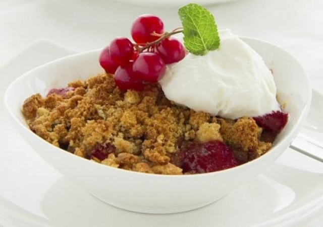 Γρήγορα crumbles με μούρα και μήλα