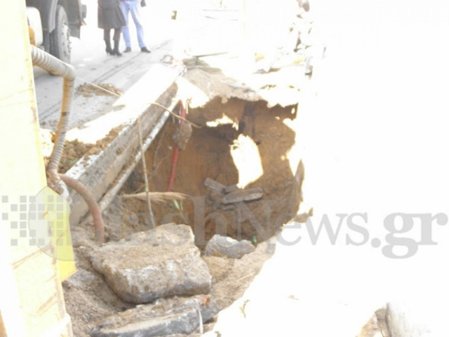 Πεζοδρόμιο υποχώρησε και «ρούφηξε» 40χρονο στα Χανιά (video + φωτο)