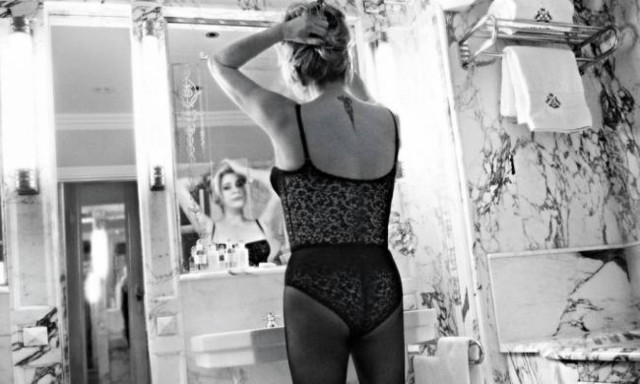 Στα 70 της ποζάρει με διαφανή εσώρουχα