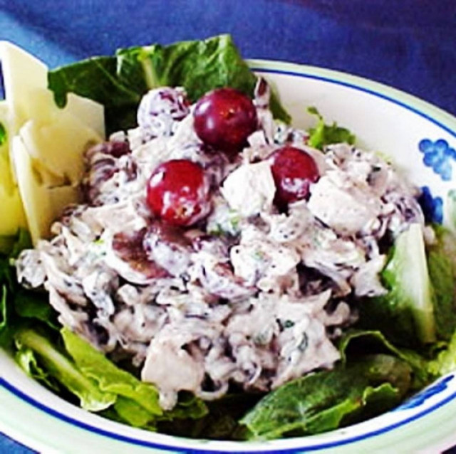 Φανταστική σαλάτα-γεύμα με άγριο ρύζι, γαλοπούλα και ζουμερή έκπληξη