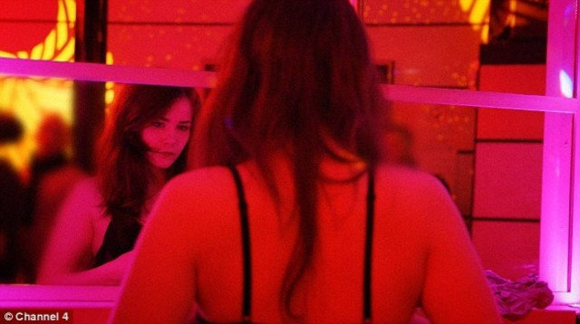 Το πρωί φοιτήτρια το βράδυ... στρίπερ η 18χρονη!